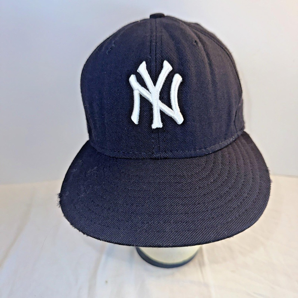 Vintage New Era 59Fifty New York Yankees Fitted Cap 7 1/4 - Wool, 2000-2001 USA